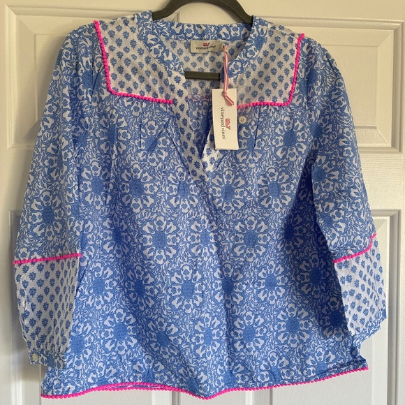 Vineyard Vines Tops - NWT Vineyard Vines blue white tile medallion print top S